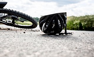 Ein 13-Jähriger musste nach einem schweren Unfall ins Krankenhaus gebracht werden. - picture alliance / Fotostand