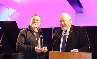 Andreas Karger (li.) erhält den Bürgerpreis 2023 von Kirchlengerns Bürgermeister Rüdiger Meier. - Claus Frickemeier