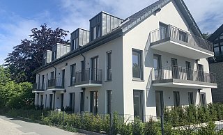 Der sehr nah an der Straße gelegene Neubau mit acht Wohnungen an der Mönkebergstraße, Ecke Am Linkberg in Hoberge-Uerentrup wurde bereits im Dezember 2021 komplett fertiggestellt. Seitdem stehen alle acht Wohnungen leer. - Ivonne Michel