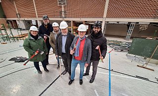 Peggy Freudenreich (Planen, Bauen, Techn. Dienste Hochbau, Gebäudemanagement), Philip Wienecke (BKS Architekten), Marcel Weiß (Reich & Hölscher), Bürgermeister Rüdiger Meier, Dennis Krause (didaktischer Koordinator der EKG) und Yasin Kocagöz (BKS Architekten) freuen sich über den Start der Arbeiten. - Peter Heidbrink