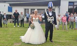 Bernd Hüpping und seine Frau Monika stehen bei schönstem Wetter beim Schützenfest in Welda im Mittelpunkt. - Nicole Kuper