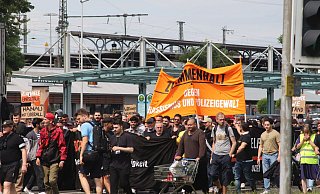 Der Demonstrationszug im Juli startete vom Bahnhof und kam mit Unterbrechungen bis zum Sparkassengebäude Auf der Freiheit. - nw