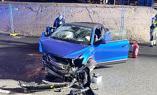 Von dem SUV-Cabrio ist nach dem Unfall in Paderborn nur ein Wrack übrig geblieben, alle drei Insassen sind bei dem Unfall verletzt worden. - Ralph Meyer