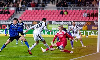 Arminia-Keeper Jonas Kersken wird aus beinahe unmöglichem Winkel vom Sandhäuser Luca-Milan Zander düpiert. - IMAGO/foto2press