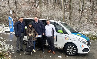 Holibri-Nutzerin Clarita David (2.v. l.) und Holibri-Fahrer Raphael Haffner (r.) freuen sich über die Überraschung am Nikolaus-Tag, als Marcus Klugmann (NPH-Geschäftsführer, l.) und der Höxteraner Bürgermeister Daniel Hartmann ihnen ein kleines Dankeschön überreicht. - Nahverkehrsverbund Paderborn/Höxter