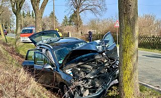 Vermutlich aufgrund eines medizinischen Notfalls verlor der Fahrer dieses VW-Touareg die Kontrolle über sein Fahrzeug, das auf der Tiggstraße frontal gegen einen Baum prallte. - © 2024 Ralph Meyer. Alle Inhalte urheberrechtlich geschützt.