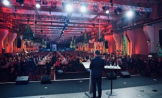 Firmenchef Thomas Hagedorn hält eine Festrede im vollbesetzten Saal der Zeche Zollverein - robert-schlesinger.com
