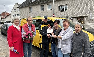 Ein letzte Fuhre Pakete: Die Familien Recker (links) und Eiser (rechts) verabschieden ihren langjährigen Postboten Horst Hartmann in den Ruhestand. - Tobias Barrelmeyer