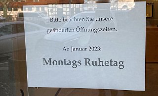 Das Hinweisschild vor Juwelier Krüger - Jobst Lüdeking