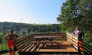 Christopher Dütting und René Overkott vom Bauhof der Gemeinde Altenbeken präsentieren die neue Plattform. - Phon Bee/Gemeinde Altenbeken