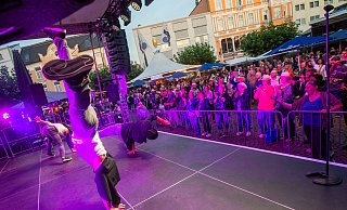 Das Trio "Tridiculous" bietet zum Auftakt des Bühnenprogramms auf dem Alten Markt eine rasante Show mit Beatboxing, Breakdance und Musikparodien und findet damit sein Publikum. Später am Abend ändert sich das jedoch. - Ralf Bittner