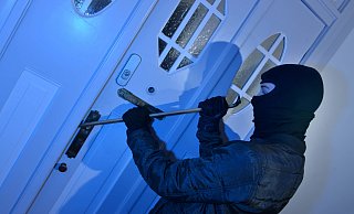 Im Flur ihres Hauses im Paderborner Stadtteil Schloß Neuhaus trifft eine 97-Jährige unvermittelt auf einen Einbrecher. (Symbolfoto) - Verwendung weltweit Keine Weitergabe an Wiederverkäufer. Modelfreigabe vorhanden. !