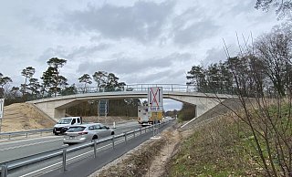 Unter der Fußgängerbrücke über die B1 rollt der Verkehr Richtung Detmold bald wieder zweispurig. - Marc Schröder