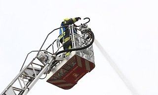 Wasser marsch: Aus luftiger Höhe wird der Brand auch von außen via Drehleiter bekämpft. - Claus Frickemeier