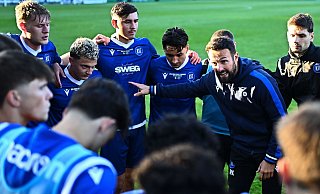 Trainer Ralf Kettemann stimmt die Karlsruher U19 beim DFB-Pokalfinale gegen Werder Bremen auf die Verlängerung ein. - picture alliance / GES/Marvin Ibo Güngör