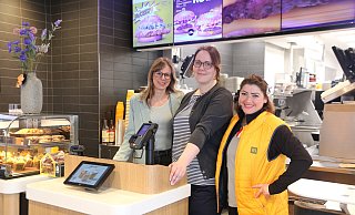 Franchisenehmerin Julia Koschitzke (v. l.), Restaurantleitung Fine Klose und Crewmitarbeiterin Sanela Lunte im McDonalds-Restaurant in Löhne. - Anthea Moschner