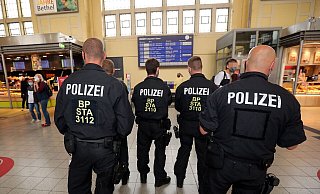Die Beamten fassten den Mann bei einer Kontrolle. - Symbolbild: Wolfgang Rudolf