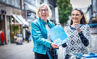 Sichtlich erfreut: VHS-Leiterin Karin Gille-Linne (links) und Katja Evers, Leiterin des Fachbereichs Gesundheit, präsentieren das neue Semesterprogramm. - Sarah Jonek Fotografie