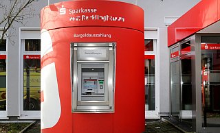 Unter haben sind die Tatverdächtigen in Sparkassen in Wuppertal, Oberhausen, Gelsenkirchen, Bochum und Hamm eingebrochen. - Roland Weihrauch
