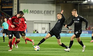Wiesbadens Sascha Mockenhaupt (l.) und Paderborns Filip Bilbija (m.) und Paderborns Sebastian Klaas im Kampf um den Ball. - Jörg Halisch/DPA