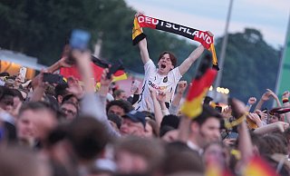 Auf den Fanmeilen in ganz Deutschland jubeln die Fans der Deutschen Nationalmannschaft beim Public Viewing zu - ab dem Achtelfinale ist das auch in Höxter möglich. - dpa/Marcus Brandt