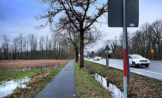 Das Schild, das vor dem huckeligen Radweg entlang der Brockhäger Straße warnte, wurde inzwischen von der Stadt entfernt. - Andreas Frücht Das Schild, das vor dem huckeligen Radweg entlang der Brockhäger Straße warnte, wurde inzwischen von der Stadt entfernt. - Andreas Frücht