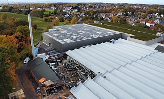 Das Drohnenfoto zeigt die Brandstelle auf dem Fabrikgelände von Delcotex Delius. - Eike J. Horstmann