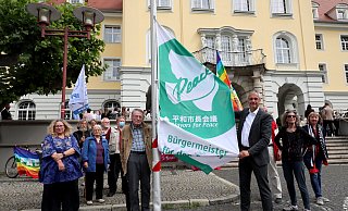 Dezernent Peter Böhm hat in Vertretung von Tim Kähler die Flagge von "Bürgermeister für Frieden" vor dem Rathaus aufgezogen. - Frank-Michael Kiel-Steinkamp
