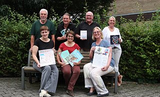 Norbert Sahrhage (hinten v. l.), Michael Helm, Bernd Hoffmann, Caroline Hanslik, Franziska Herfurth (vorne v. l.), Anke Stange und Dagmar List präsentierten das Bücherei-Programm für das zweite Halbjahr. - Britta Bohnenkamp-Schmidt