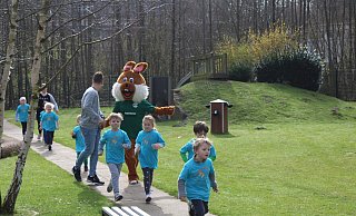 Damit die Kinder der "Kita Ottilienquelle" auch genug Motivation für den Osterlauf bekommen, begibt sich Maskottchen Paola auch selbst auf das Trainingsgelände. - Moritz Jülich
