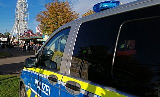 Alles im Blick: Die mobile Wache der Polizei auf dem Festgelände der Warburger Oktoberwoche ist in diesem Jahr besonders beweglich. - Burkhard Battran