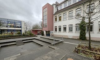 Statt direkt zu Erweitern sollen jetzt Millionen für Übergangslösungen für diese große Schule ausgegeben werden. - Peter Unger