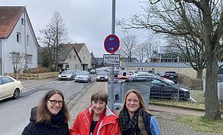Karoline Winter (v.l.), Ulrike Lohöfener und Daniela Rominski vor der Grundschule Löhne-Bahnhof. Im Hintergrund parkt ein Auto auf dem Gehweg. - Dirk Windmöller