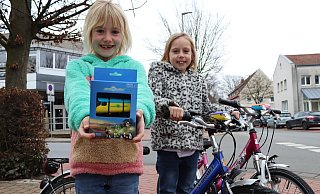 Hanna (7 Jahre) und Jule (9 Jahre) haben auch ihre Räder mit den Fahrradlampen von Papa Jakob Töws ausgestattet. - Celina Allard