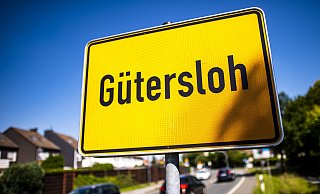 Derzeit leben rund 103.600 Menschen in Gütersloh. Die Landesdatenbank NRW schätzt die Zahl der Einwohner im Jahr 2050 auf gut 107.000. Gleichzeitig wird die Bevölkerung immer älter. - picture alliance/dpa