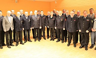 Geehrte, Beförderte sowie Verantwortliche aus Freiwilliger Feuerwehr und Verwaltung bei der Feuerwehrehrung in Beverungen. - Simone Flörke