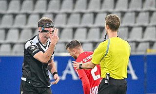 Drei Punkte - auch wenn Fabian Klos in dieser Szene etwas anderes meint, der Torjäger öffnete das Tor zum Sieg der Arminia. - IMAGO/Eibner