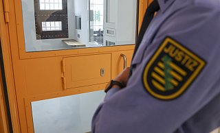 Der Detmolder bot aus dem Offenen Vollzug Ware an, die nach seinen Angaben aus einer Insolvenzmasse stammen sollten und daher äußerst preiswert zu haben seien. Zwei Männer aus dem Kreis Gütersloh und Herford glaubten ihm. - picture alliance/dpa