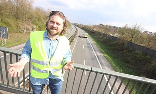 Unternehmer Mirco Welsing ist stinksauer. Als er am Abend einem Lastwagenfahrer nach einem Unfall auf der A 33 geholfen hat, hat ihm jemand seine Tasche mit Wertsachen aus dem Auto gestohlen. - Sigurd Gringel
