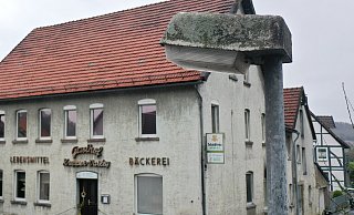 Diese bereits seit Jahrzehnte im Stadtbild Höxter vorhandenen Laternen werden bis zur vollständigen Umrüstung vollständig verschwunden sein. - Thomas Kube