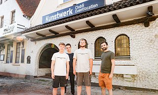 Diese vier Männer wollen das Kunstwerk wieder nach vorne bringen: Jendrik Wohlfarth (18), Marek Müller (18), Jerome Kneller (18) Alexander Breuer (30). - Marcel Kujawski