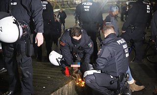 Hier nimmt die Polizei nach den Tumulten am Rande der Lichterspaziergang-Demo eine Person fest. Nach einer Widerstandshandlung ermittelt der Staatsschutz auch gegen einen Neonazi. - Charlotte Mahncke
