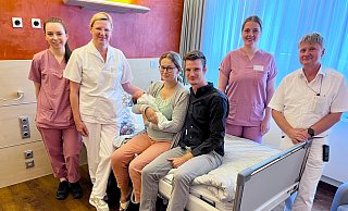 Juliane kommt als 500. Baby im St. Ansgar Krankenhaus der KHWE in Höxter zur Welt: (von links) Hebamme Justine Leubecher, Stillberaterin Silvia Nowinski, Dagmar mit Juliane, Johannes, Hebamme Antonia Spieker und Oberarzt Holm Teschner. - KHWE