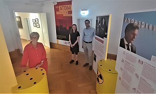 Laden ein zur Eröffnung: Mechthild Cramme (v. l.), Sarah Pfeiffer und Alexander Schwerdtfeger-Klaus in einem Teil der Ausstellung. - Simone Flörke