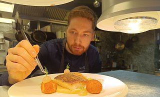 Küchenchef Marian Matthe richtet einen auf der Haut gebratenen Kabeljau mit Spitzkohl und Kartoffelkrapfen an - Sven Hauhart