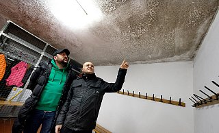 Orkan Yildiz (l.), Vorstandsmitglied von Türkgücü, und Aziz Konuk, Präsident von Tur Abdin, gewähren Einblicke ins Umkleidegebäude. - Andreas Frücht