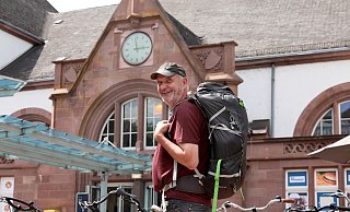 Der Herforder Buchhändler Dirk Strehl geht auf Wanderschaft.Zunächst steigt er im Herforder Bahnhof in den Zug. - Frank-Michael Kiel-Steinkamp