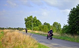 Viele Motorrad-Gruppen fahren mit ihren aufgemotzten Maschinen die Alte Heerstraße hinauf zum Sender - und das häufig nicht gerade langsam. - Petra Baumhögger