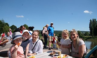 Familienausflug am sonnigen Sonntag auf die Weserscholle – hier im Bild zwei Schwägerinnen aus Warburg und Herstelle mit ihren Kindern. - Manuela Puls/Huxarium