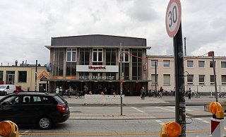 Die Fußgängerampel vor dem Hauptbahnhof wurde im Zuge der Umbauarbeiten außer Betrieb genommen. - Mareike Gröneweg